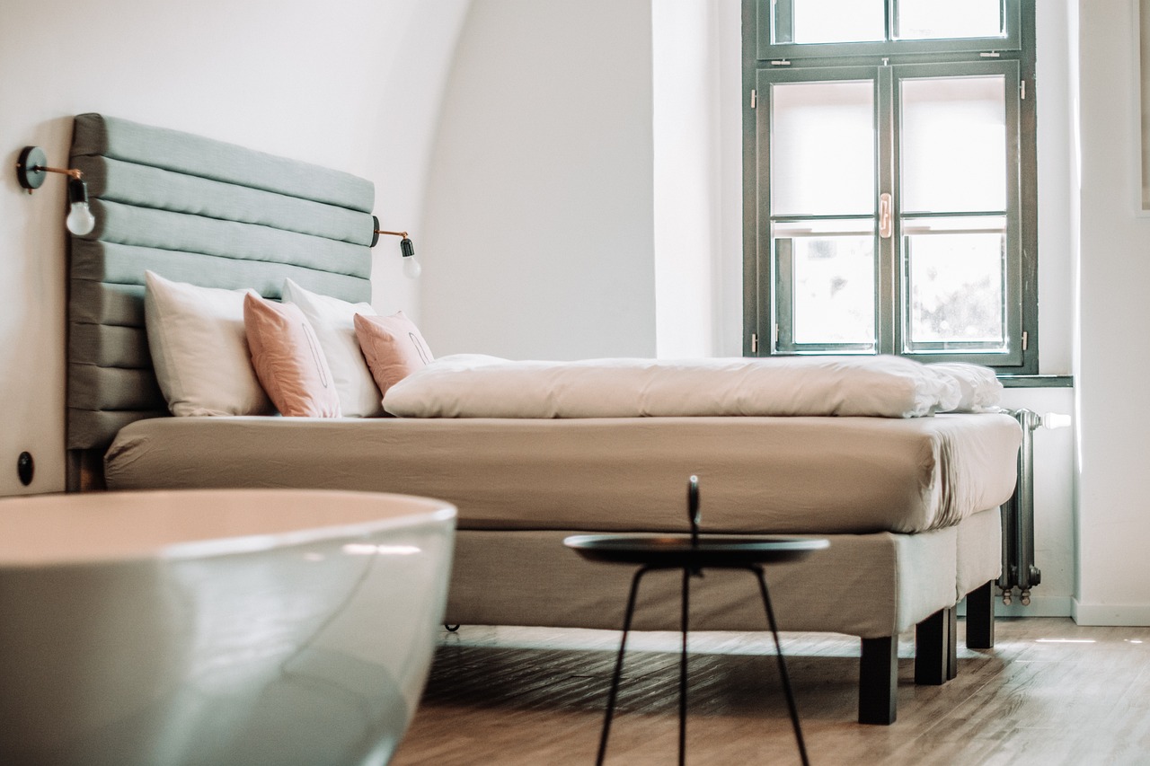 Bed in slaapkamer grijs